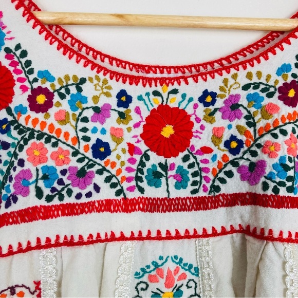 Artisan embroidered white Mexican huipil style shirt. Estimated size Medium - Picture 2 of 7